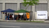 Nur Blödsinn auf den Schildern: Essen, Arznei, Windeln - Alles da