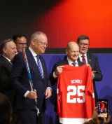 Scholz bekommt das Eishockeytrikot Kanadas