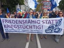 Demonstranten mit Banner, Stuttgart, 03. Oktober 2025. Foto: Sergej Perelman