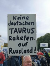 Demonstrant mit Plakat. Stuttgart, 03.10.2025. Foto: Sergej Perelman