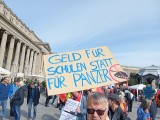 Demonstrant mit Plakat. Stuttgart, 03.10.2025. Foto: Sergej Perelman