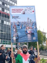 Demonstrant mit Schild, Stuttgart, 03.10.2025. Foto: Sergej Perelman