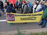 Demonstranten mit Banner, Stuttgart, 03.10.2025. Foto: Sergej Perelman