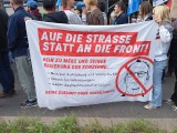 Demonstranten mit Banner, Stuttgart, 03.10.2025. Foto: Sergej Perelman