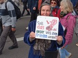 Demonstrantin mit Schild, Stuttgart, 03.10.2025. Foto: Sergej Perelman