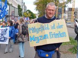 Demonstrant mit Schild, Stuttgart, 03.10.2025. Foto: Sergej Perelman