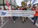 Demonstranten mit Banner, Stuttgart, 03.10.2025. Foto: Sergej Perelman